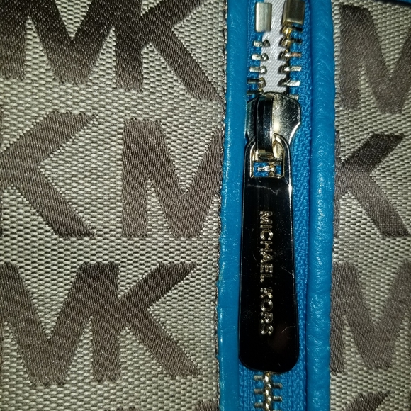 Michael Kors Kingsbury Signature Jaquard Round Tote - Picture 6 of 7